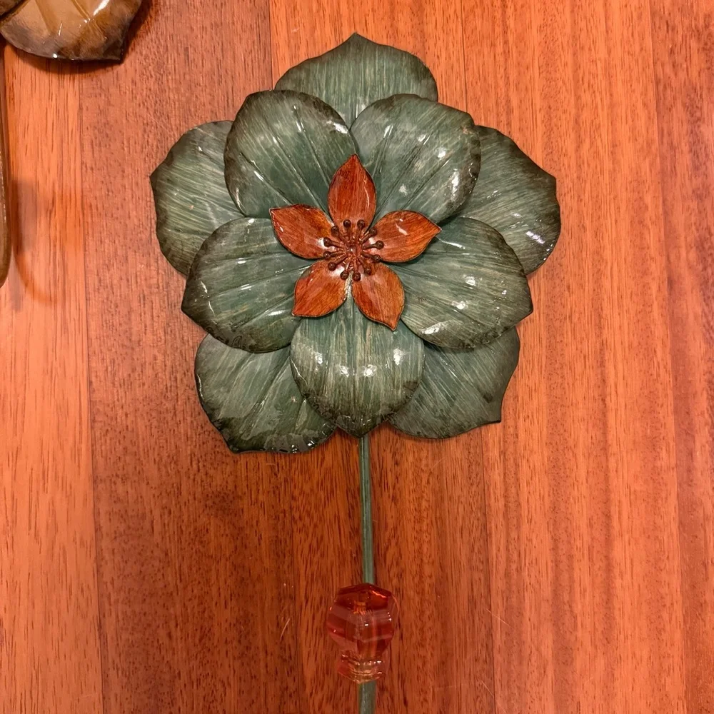 Flower shaped metal hooks
